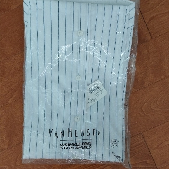 Van Heusen Men's Winkle free Striped Shirt - Picture 6 of 8
